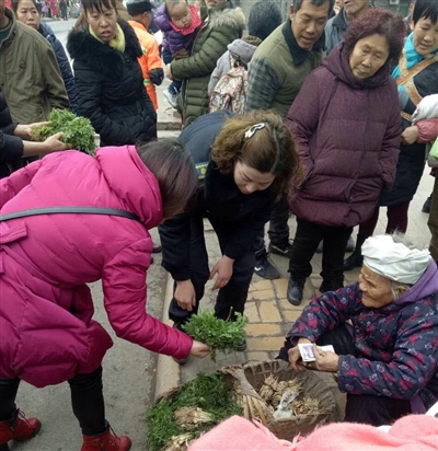 女城管帮老人卖菜成“网红”：就想老人早点回