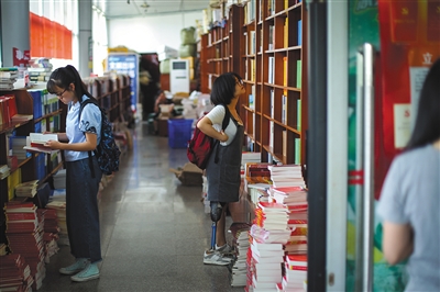 穿短裙露假肢女孩：我不希望成为“励志偶像”