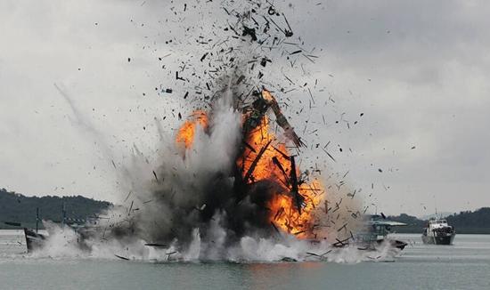 2015年10月，印尼海军在巴淡岛附近海域炸毁了6艘越南渔船 图片来自网络