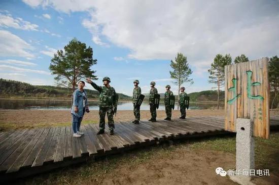 北极边防派出所官兵为旅客指路。刘松摄影