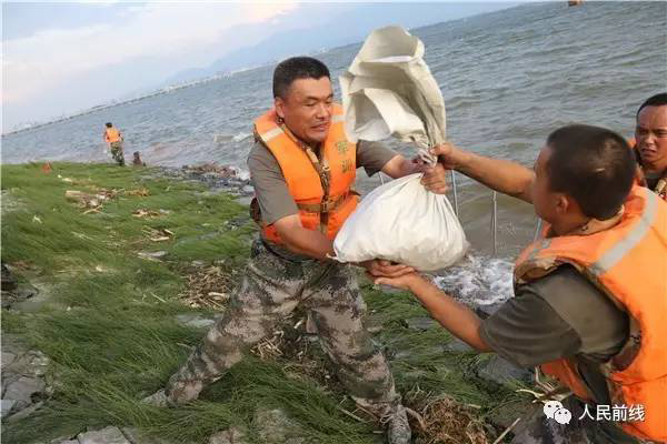 某炮兵副旅长大漠演习牺牲:徒步回住地遇车祸