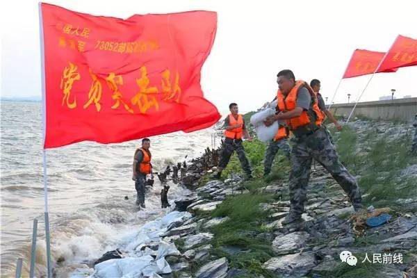 某炮兵副旅长大漠演习牺牲:徒步回住地遇车祸