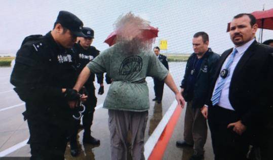 中国警方向美国遣返一名美籍“红通”逃犯(图